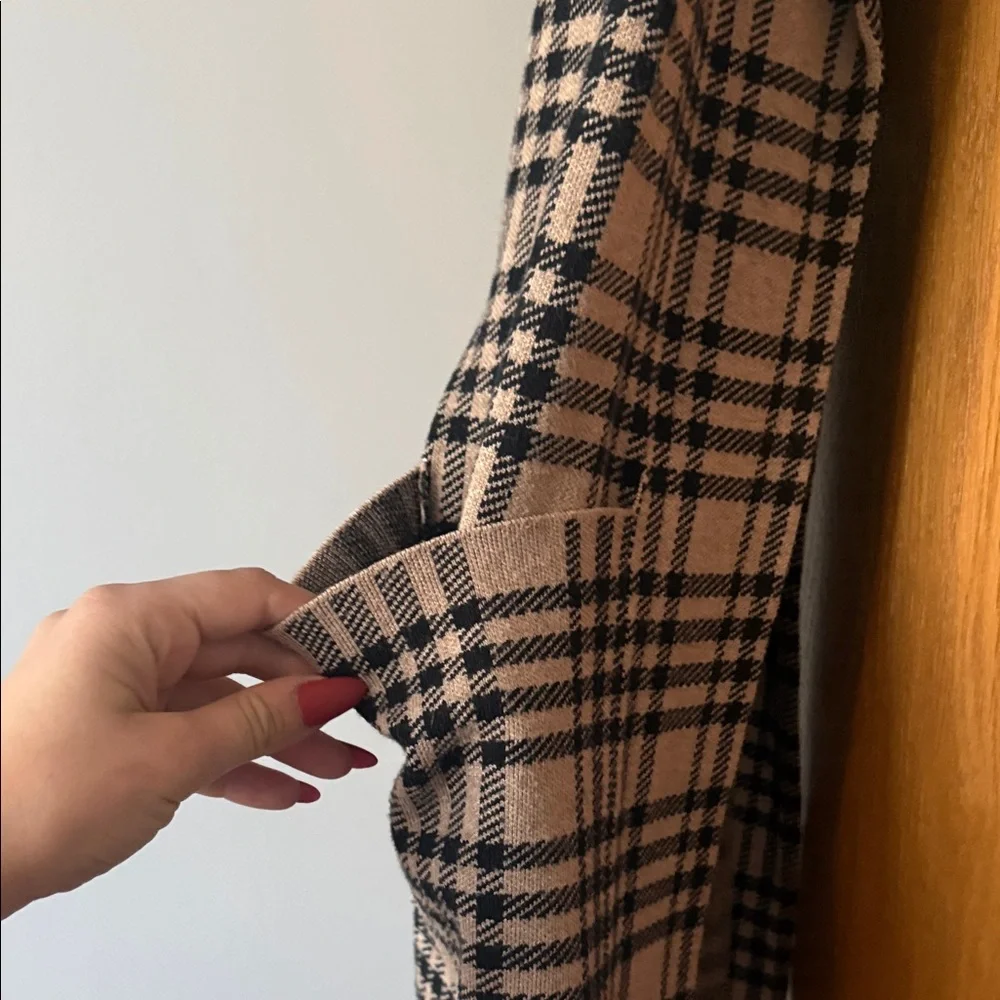 Plaid Sleeveless Vest- womens Medium - Picture 7 of 7